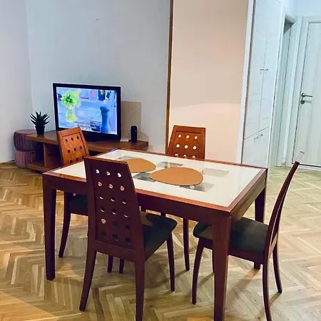 Regina's Modern Near Square Apartamento *