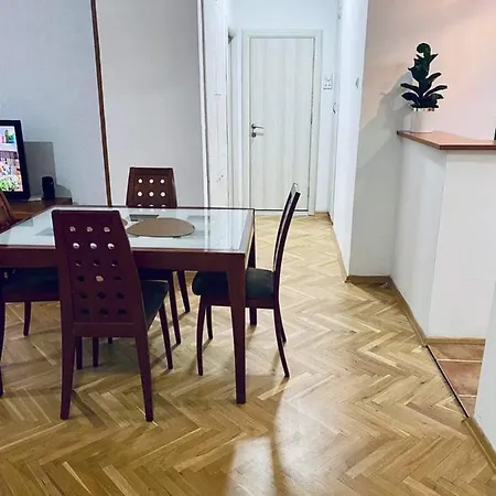 Regina's Modern Near Square Apartamento