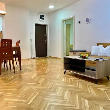 Regina's Modern Near Square Apartamento