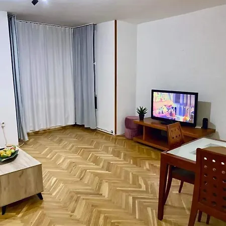 Regina's Modern Near Square Apartamento *