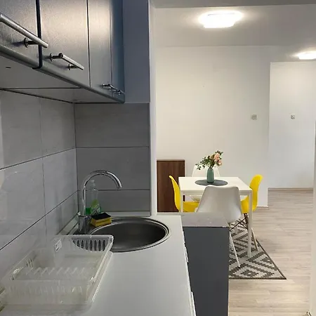 Regina's Modern Near Square Apartamento Skopie