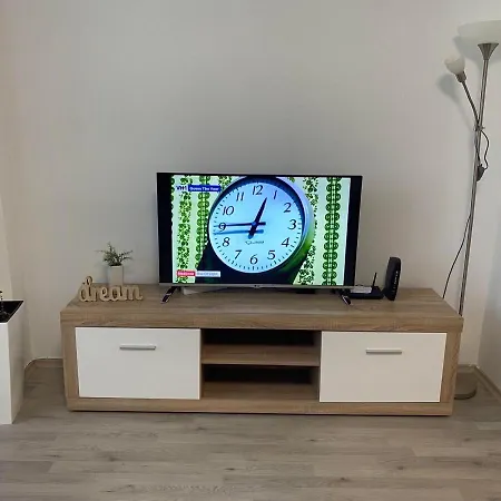 Regina's Modern Near Square Apartamento *